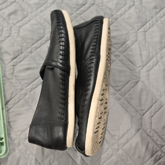 Toms Black Loafers Minimalist Slip-Ons - Picture 4 of 5